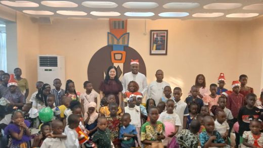 Togo/Ministère des affaires étrangères : les cadeaux de Noël du prof Robert Dussey aux enfants du personnel